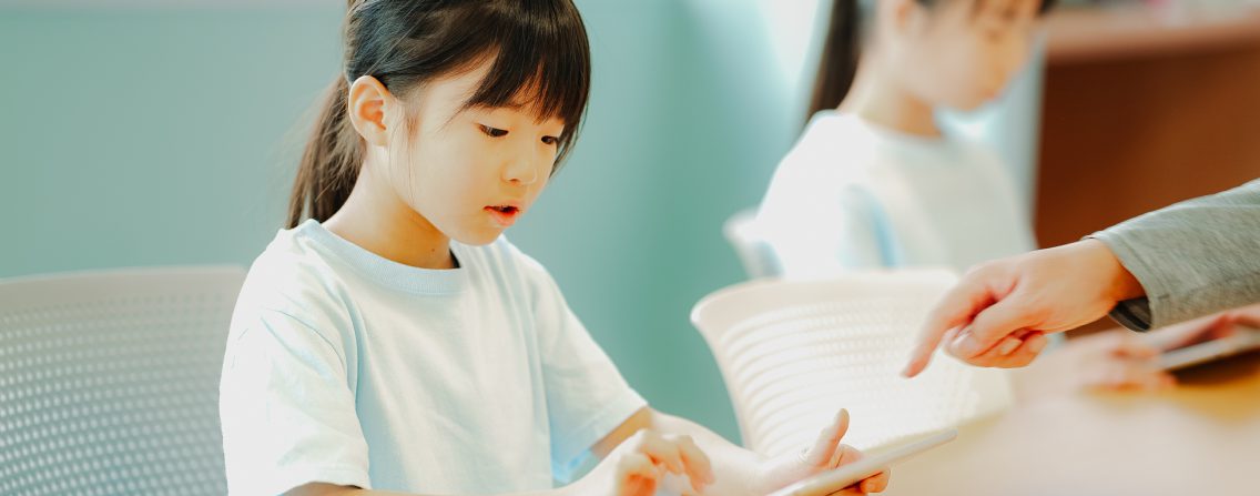 タブレットで学習に取り組む子ども