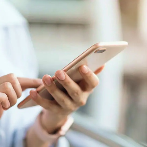 スマートフォンで通知を確認する手元