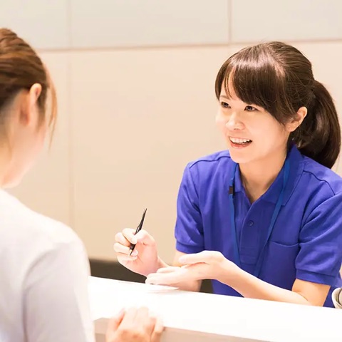 保護者と話すスタッフ