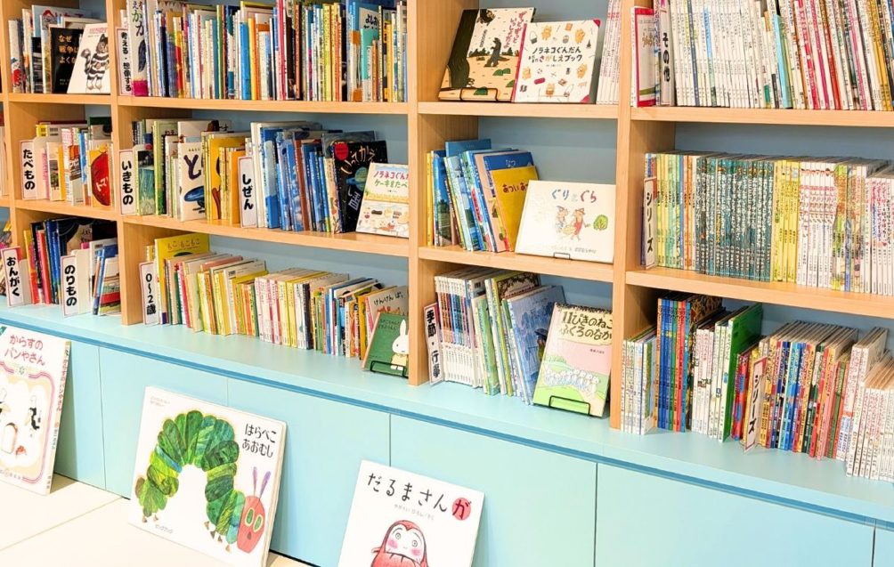 絵本がぎっしり並ぶ本棚と、手前に立てて置かれた絵本