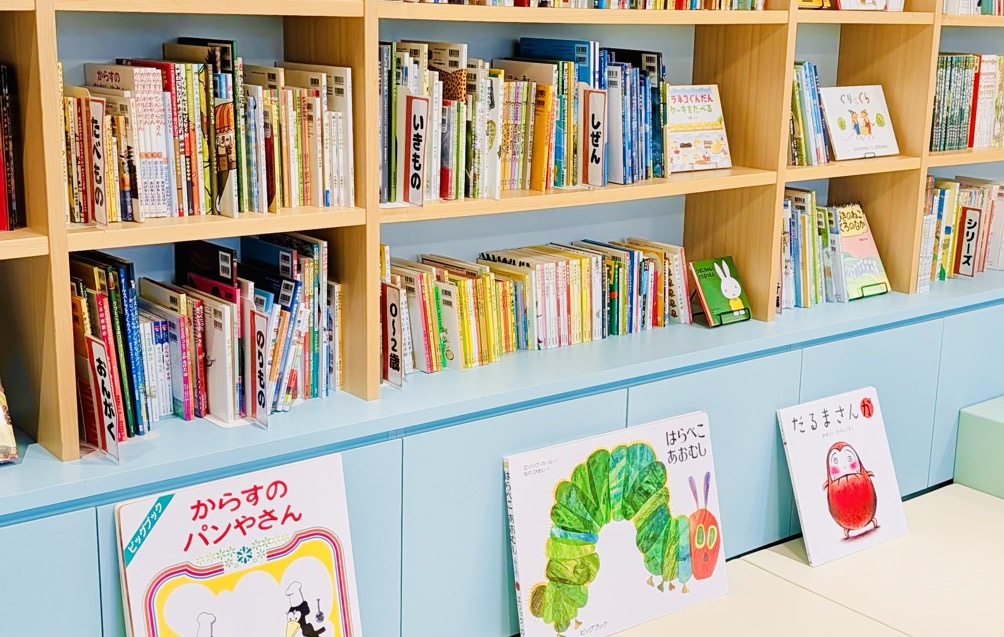 絵本がぎっしり並んだえほんスペースの本棚