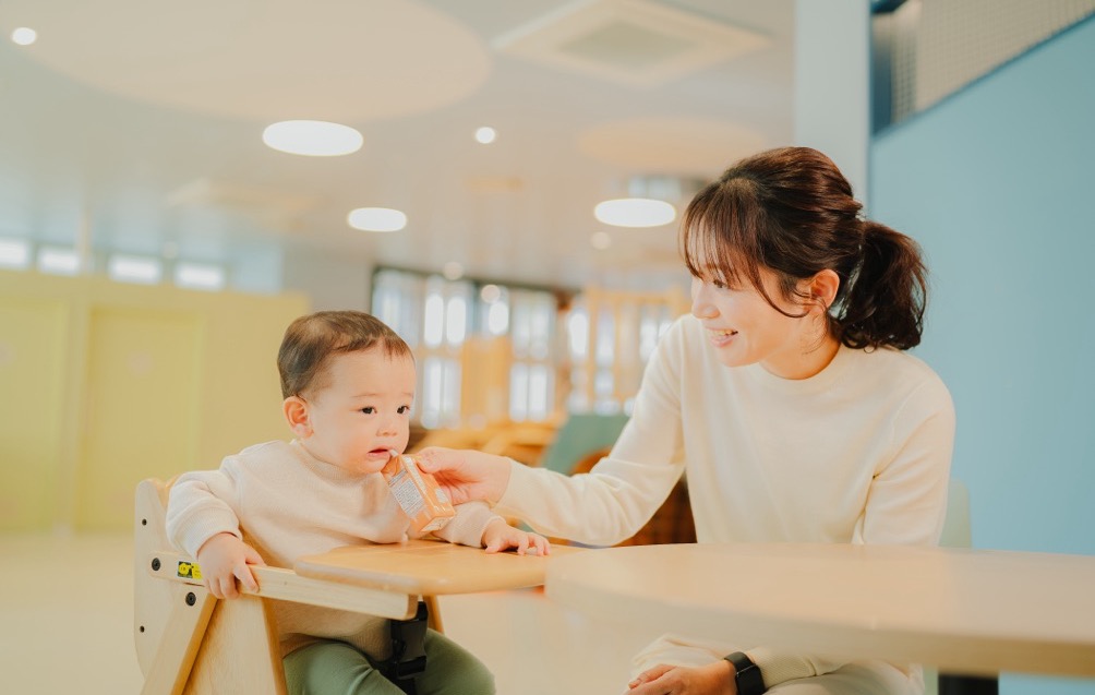 みまもりスペースのテーブルで過ごす保護者とお子さま