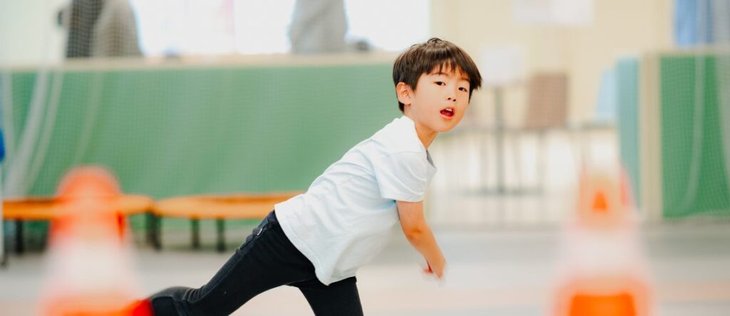 コーンの間を走り抜ける子ども